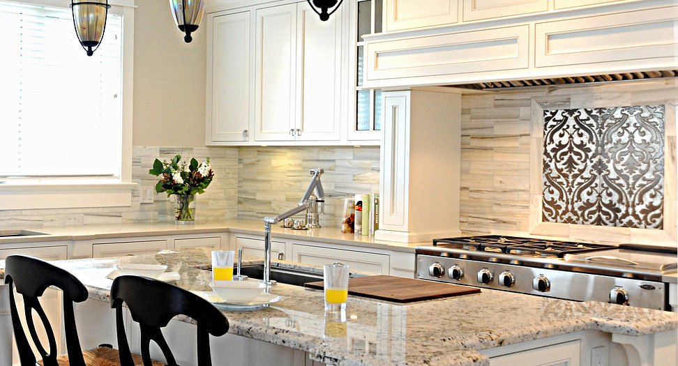 Traditionally designed kitchen with crafted stone backsplash